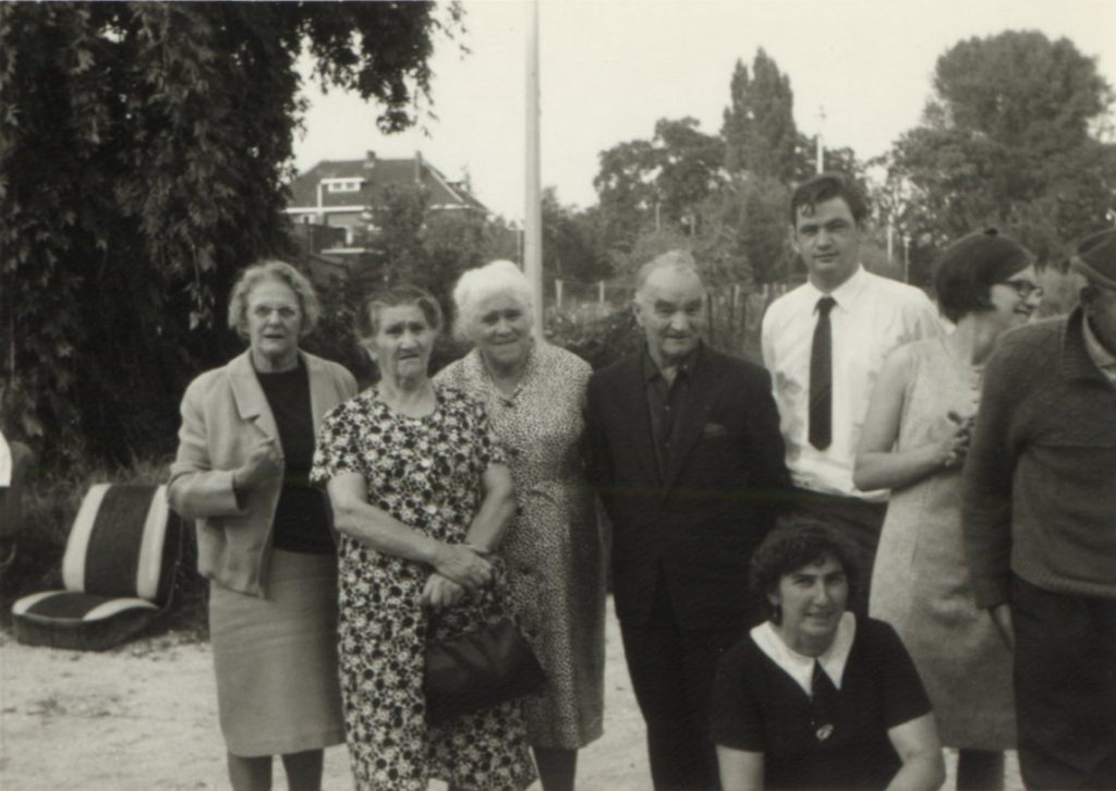 Familiebezoek uit Duitsland. Van links naar rechts: Erna (vrouw van Fritz, Bertha Czekay, Henriette (Dochter van Maria Czekay), Fritz Czekay uit Berlijn. Dina Smits, Frans Prevos, Lies Claus en Piet Prevos (Foto: Jan Prevos)