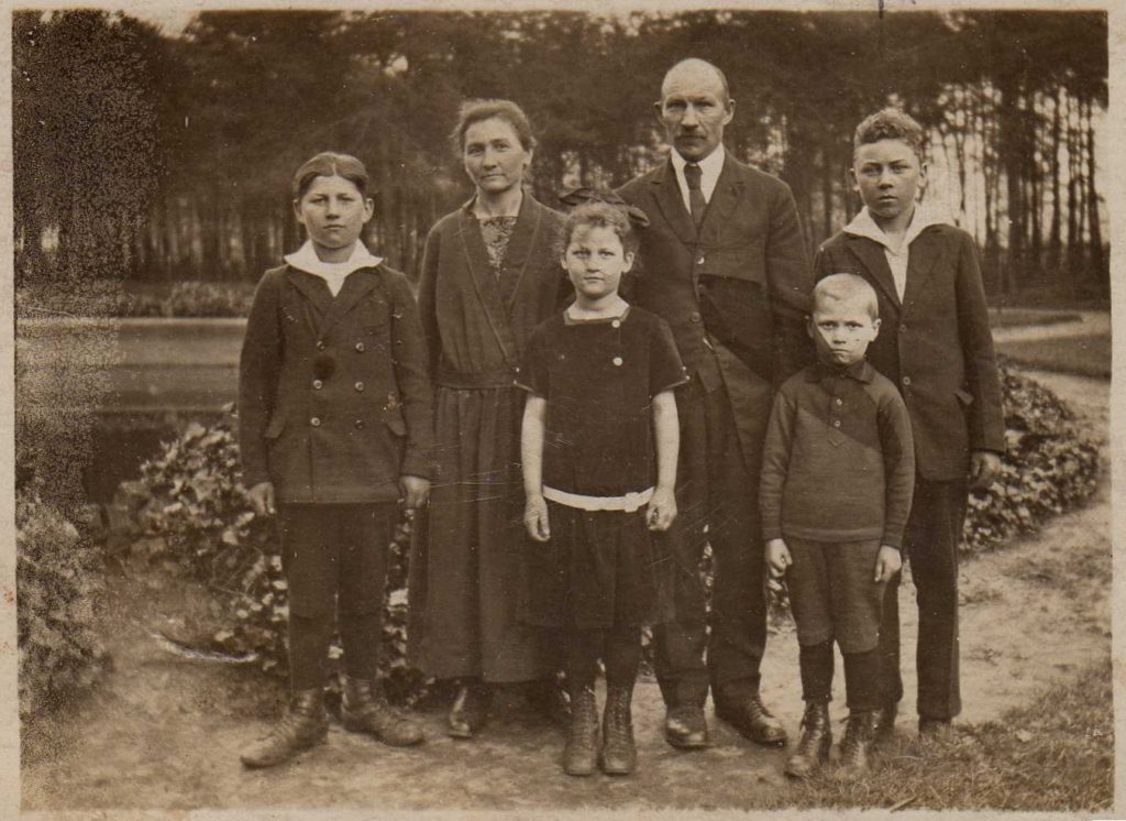 Henriette Czekay met haar gezin.